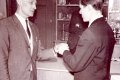 Landjugend-1965-0683.jpg  Fahnenweihe  Vorstzender des Bosselvereins HAns Bove übergibt Vorsitzenden der Landjungend Hauke Koopmann einen Fahnennagel