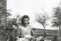 Landwirtschaft-1938-0053.jpg  Berta Küß geb 19.09.1920 in Garding, geb.Martens auf Hochhörn beim spinnen