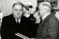 SPD-1968-0761.jpg  Zur Post  Heinrich Voss (rechts) überreicht dem neu ernannten Ehrenvorsitzendn Ernst Hamann die Urkunde