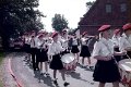 SPD-1984-0804.jpg  Sommerfest auf dem Spielplatz Hemmerdeich  Fanfarenzug aus Tönning