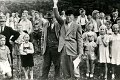 Ringreiter-1955-0881.jpg  Kinderringreiten  Hirtenführer Otto Giersch läßt den neuen König hochleben