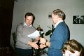 Schuetzen-1983-0534.jpg  Firmen- und Vereinsschießen im Friesenhof  Thomas Thomsen überreicht  1. Preis Helmut Clausen Manns- und Frunsbosselverein