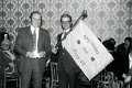 BosselnGH-1977-0217.jpg  Fahnenweihe  Hans-Peter Thomsen, 1. Vorsitzender Gemütlichkeit an der Hemme,  Johannes Tedsen