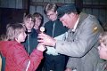 BosselnGH-1984-0267.jpg  Preisbosseln am Deich im Altendeich  in der Halle von Jürgen Jebe Rothenspieker  1. Vorsitzender Hans Peter Thomsen übergibt den Pokal für die beste Tagesleistung der Mädchen an Susi Carstens, 70m= 25 Punkte