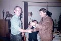 BosselnO-1984-0196.jpg  Pokalbosseln Oldenswort Dorf gegen Hemmerdeich  Der erste Vorsitzenden Gustav Pauls überreicht den Pokal an Uwe Büttner