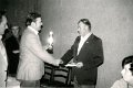 Schuetzen-1976-0443.jpg  Firmen und Vereinsschießen im Friesenhof  Wanderpokal an den Vorsitzenden des Manns- und Frunsbosselverein