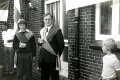 Schuetzen-1979-0467.jpg  Bürgervogelschießen  Gonne Christiansen un der alte König Thomas Thomsen werden abgeholt