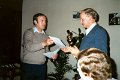 Schuetzen-1983-0536.jpg  Firmen- und Vereinsschießen im Friesenhof  Thomas Thomsen überreicht  1. Preis Helmut Clausen Manns- und Frunsbosselverein