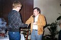 Schuetzen-1983-0541.jpg  Firmen- und Vereinsschießen im Friesenhof  2. Preis Landjugen Everschoop, Stefan Otzen, Witzwort  überreicht von Walter Möser