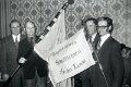 BosselnGH 1977 0216.jpg  Fahnenweihe  vl.  Hans Heinrich Schlie, 1. Vorsitzender Oldenswort,  Hans-Peter Thomsen, 1. Vorsitzender Gemütlichkeit an der Hemme  Bürgermeister Johannes Oldenburg,   Johannes Tedsen, Revisor Gemütlichkeit an der Hemme und Entwerfer des Motivs der Fahne