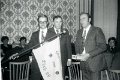 BosselnGH 1977 0218.jpg  Fahnenweihe  Johannes Tedsen  Bürgermeister Johannes Oldenburg,   Hans-Peter Thomsen, 1. Vorsitzender Gemütlichkeit an der Hemme,