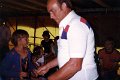 BosselnGH 1983 0228.jpg  Bosseln zwischen Hemmerdeich und Altendeich, Süderdeich am Eiderdeich Hemmerdeich  1. Vorsitzender Hans Peter Thomsen und Susi Carstens mit Pokal