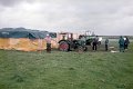 BosselnGH 1984 0259.jpg  Preisbosseln am Deich im Altendeich  Das Zelt musste von 4 Teckern festgehalten werden, weil es sont vom Sturm weggeweht worden wäre.