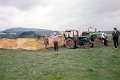 BosselnGH 1984 0260.jpg  Preisbosseln am Deich im Altendeich  Das Zelt musste von 4 Teckern festgehalten werden, weil es sont vom Sturm weggeweht worden wäre.