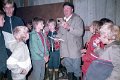 BosselnGH 1984 0268.jpg  Preisbosseln am Deich im Altendeich  in der Halle von Jürgen Jebe Rothenspieker  1. Vorsitzender Hans Peter Thomsen liest die Namen auf dem Pokal vor