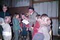 BosselnGH 1984 0269.jpg  Preisbosseln am Deich im Altendeich  in der Halle von Jürgen Jebe Rothenspieker  1. Vorsitzender Hans Peter Thomsen übergibt den Pokal  an Arne Arsntowski für die beste Tagesleistung der Jungen  116,5 m = 56,5 Punkte