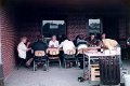 BosselnMF 1984 0302.jpg  Sommerbosseln am Ülvesbüller Deich  Beisamensein in der Schule