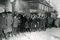 BosselnO 1929 0155.jpg  Lunden Bahnhof  v.l.  ?, Artur Scwark, ?,?,?, Karl Weigand, ?, Heinrich Gier, Hans Hönck, Hermann Hems, Karl Berendt, ?, Hans Lorenzen, ?, ?, ?, Cornelius Petersen, Thomas SChwerdt, Wilhelm Weignad, Jann Jacob Engelhardt, ?, ?
