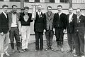 BosselnO 1961 0175.jpg  Siegergruppe um das Wanderbanner des VErbandes Schleswig Holsteiner Bossler beim Hauptverband in Tönning  vl.  Johannes Nonnsen 179m, Hans Heinrich Greve 206,5m, Hans Jürgen Wolff 218m, Hans Bove 1.Vors., Werner Hansen 112,5m, Jürgen Greve 195m, Hans Heinrich Schlie 189m, Willi Greve 2.Vors.