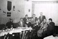 BosselnO 1965 0171.jpg  Jaheshauptversammlung im Kirchspielkrug  vl. hinten  Bruno Auster, Gerd Großkreutz, Jürgen Greve, Walter Möser, Hans Bove  vorne  Hans H. Greve, Peter Bove, Hans Jürgen Wolff, Ingrid Boyens, Jakob Hansen, Andreas Hinrichs  an der Wand: Wanderpokal Unterverbandsmeister