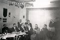 BosselnO 1965 0172.jpg  Jaheshauptversammlung im Kirchspielkrug  Die goldenen Bosseln an der Decke mit Holzgerüst hat Kamerad Karl Wolff erstellt. Sind beim Brand des Kirchspielkrugs vernichtet worden.