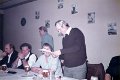 BosselnO 1984 0192.jpg  Jahreshauptversammlung im Friesenhof  Gerhard Armstowski bekamm vom ersten Vorsitrzenden eine Urkunde als Vereinsmeister