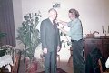 BosselnO 1984 0197.jpg  Pokalbosseln Oldenswort Dorf gegen Hemmerdeich  Der erste Vorsitzenden Gustav Pauls überreicht Herrn Hans Bove die Ehrenmitgliedschaftsnadel für 40 jährige Mitgliedschaft
