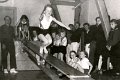 TSV 1956 0012.jpg  Schauturnen Bärbel Boyens auf dem Schwebebalken  Links Kreiswanderturnlehrer Willi Klaus aus Tönning